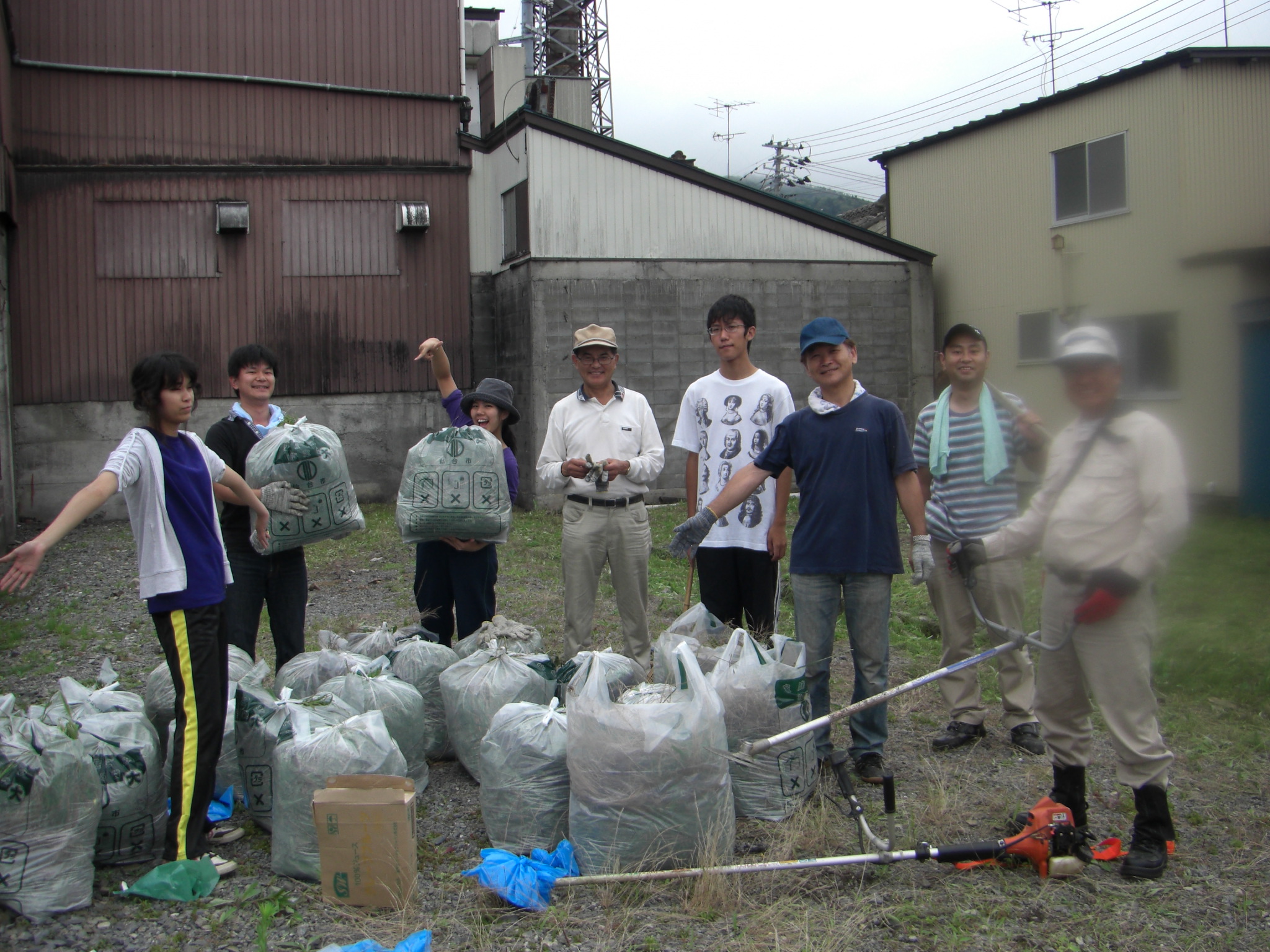 支援活動前日には、石巻会堂建設予定地の除草をお願いしました